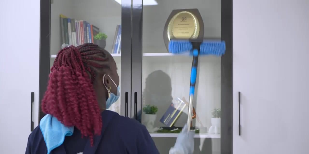 Une agente Hope nettoie une vitrine de bureau